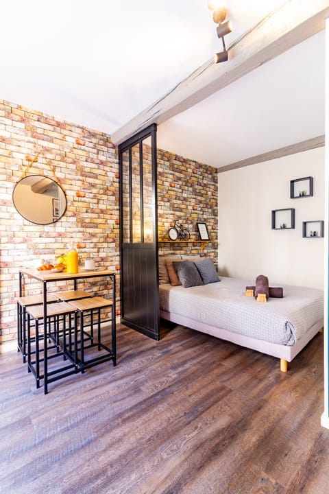 Bed, Living room, Photo of the whole room, Seating area, Dining area, Bedroom