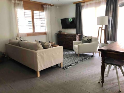 Modern Condo Comfy Queen bed Fast WiFi House in Lauterbrunnen