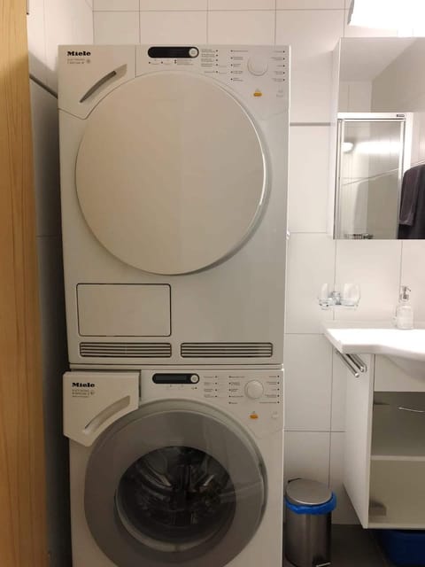 Modern Condo Comfy Queen bed Fast WiFi House in Lauterbrunnen