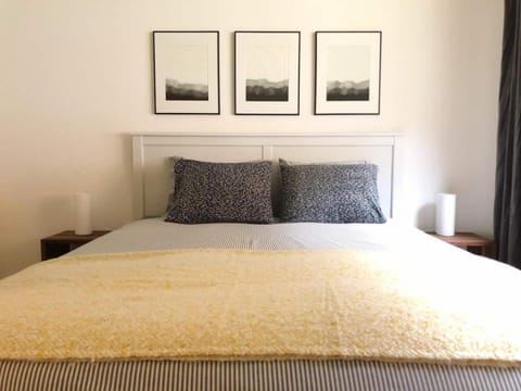 Modern Condo Comfy Queen bed Fast WiFi House in Lauterbrunnen