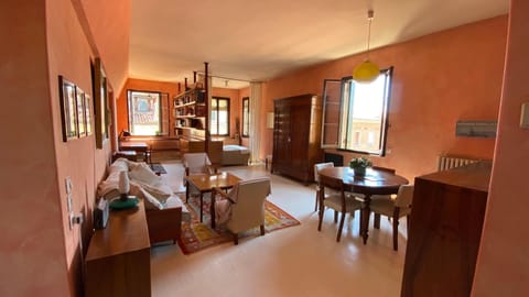 Living room, Photo of the whole room, Decorative detail, Seating area, Dining area, City view, Landmark view