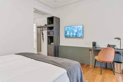 Coffee/tea facilities, Photo of the whole room, safe