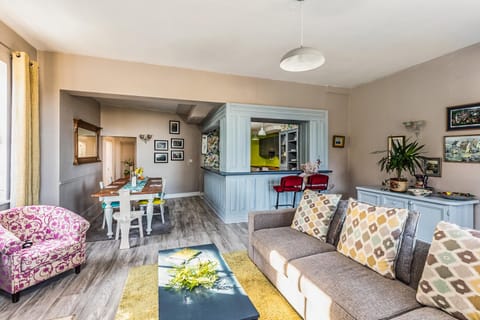 Kitchen or kitchenette, Living room