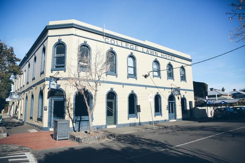 Facade/entrance