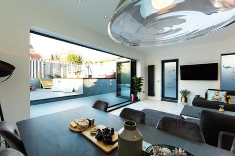 Garden, Living room, Dining area