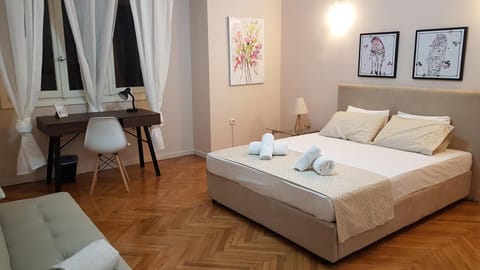 Olive Apartment- Athens Center, 4 BD, 1.5 BATH Apartment in Athens