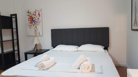 Olive Apartment- Athens Center, 4 BD, 1.5 BATH Apartment in Athens