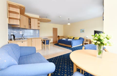 Kitchen or kitchenette, Living room, Seating area, Dining area