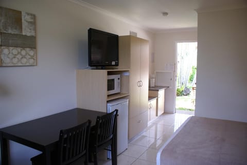 TV and multimedia, Kitchen or kitchenette, Photo of the whole room, Decorative detail, Dining area, Bedroom