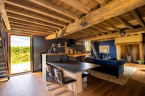 Kitchen or kitchenette, Living room, Seating area, Dining area, minibar