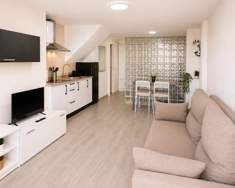 Communal lounge/ TV room, TV and multimedia, Coffee/tea facilities, Kitchen or kitchenette, Living room, Seating area, Dining area, internet, stove