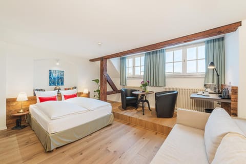 Bed, Photo of the whole room, Seating area, Bedroom