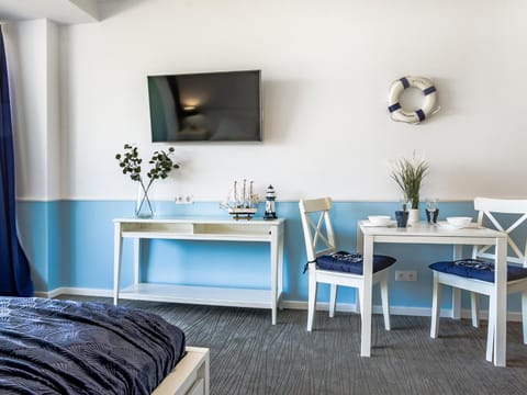 TV and multimedia, Seating area, Dining area