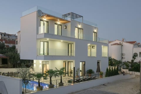 Luxury Villa -Heated Pool -Jacuzzi Villa in Okrug Gornji