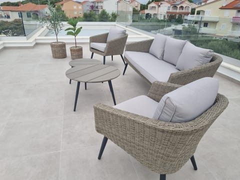 Luxury Villa -Heated Pool -Jacuzzi Villa in Okrug Gornji