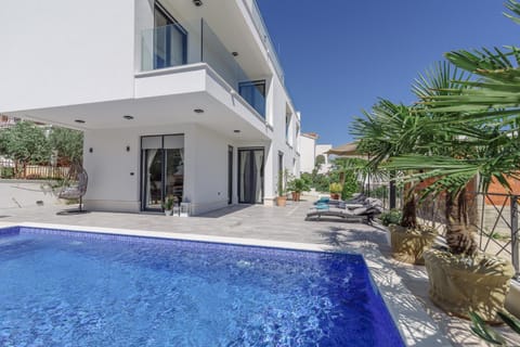 Luxury Villa -Heated Pool -Jacuzzi Villa in Okrug Gornji