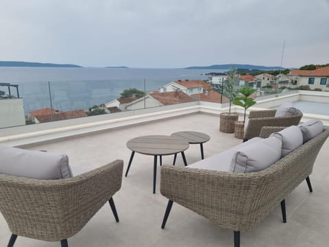 Luxury Villa -Heated Pool -Jacuzzi Villa in Okrug Gornji