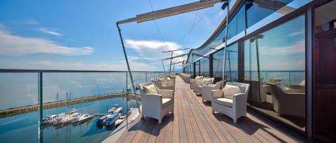 Balcony/Terrace, Lounge or bar, Landmark view, Mountain view, Drinks, Alcoholic drinks, Non alcoholic drinks