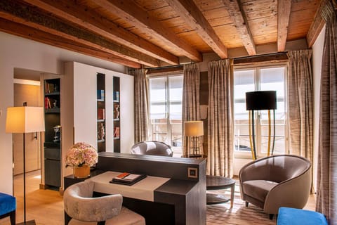 Living room, Photo of the whole room, Seating area