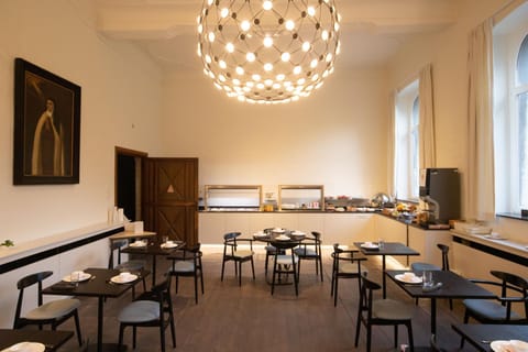 Restaurant/places to eat, Internal: Not applicable to any particular room