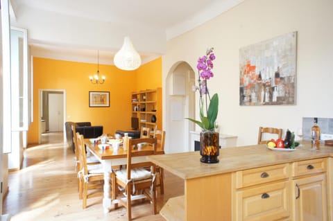 Living room, Lounge or bar, Decorative detail, Seating area, Dining area