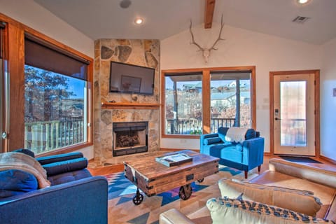Updated Cabin with 360-Degree Mtn View 1 Mi to Lake Cabin in Medicine Park