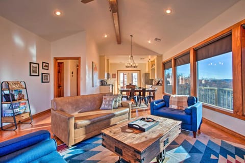 Updated Cabin with 360-Degree Mtn View 1 Mi to Lake Cabin in Medicine Park