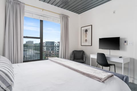 Bed, TV and multimedia, Photo of the whole room, Bedroom