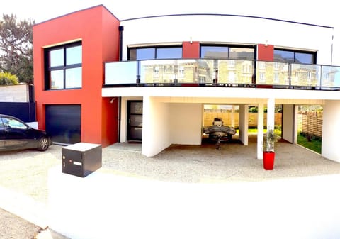 Villa neuve sur pilotis vue mer à 30m de la plage Villa in Plérin