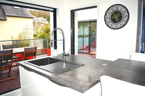 Villa neuve sur pilotis vue mer à 30m de la plage Villa in Plérin