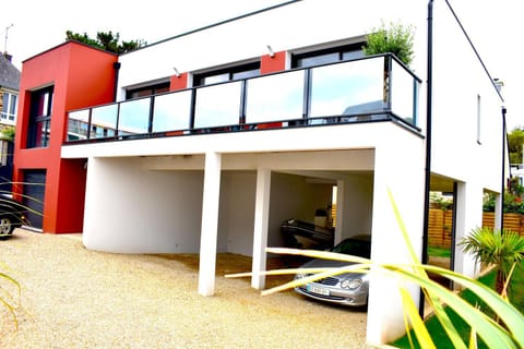 Villa neuve sur pilotis vue mer à 30m de la plage Villa in Plérin