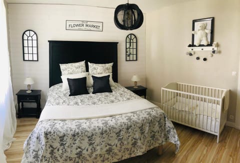 Bed, Photo of the whole room, Bedroom