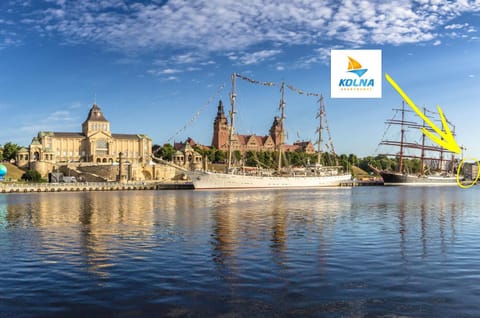 Property building, Nearby landmark, Restaurant/places to eat, Neighbourhood, Beach