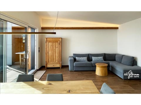 Living room, Decorative detail, Dining area