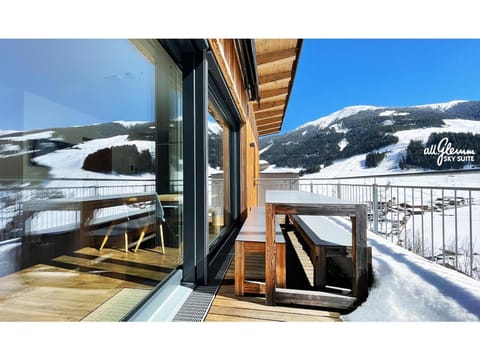 Property building, Balcony/Terrace, Seating area, Mountain view