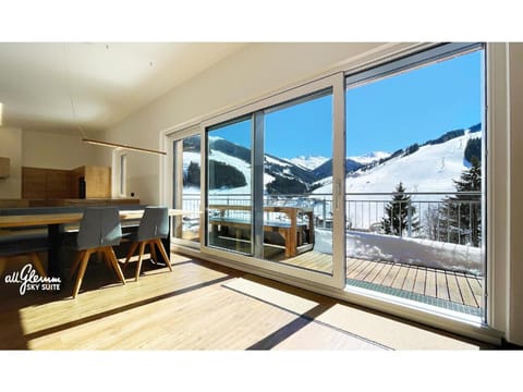 Balcony/Terrace, Kitchen or kitchenette, Living room, Dining area, Mountain view
