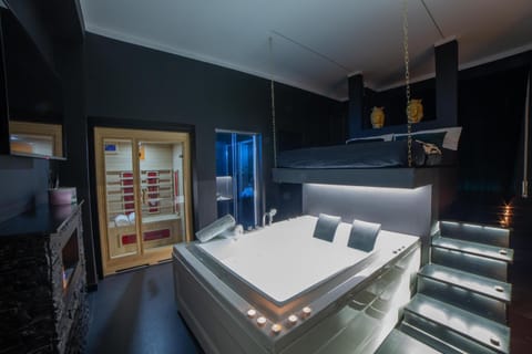 Hot Tub, Sauna, TV and multimedia, View (from property/room), air conditioner