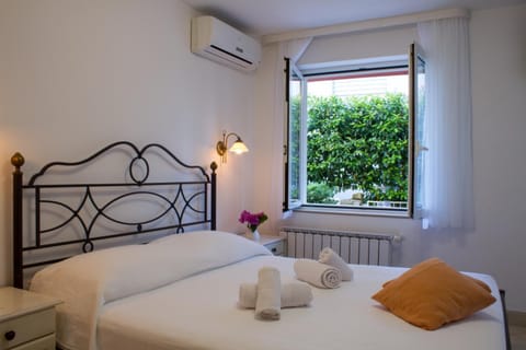 Bed, Inner courtyard view