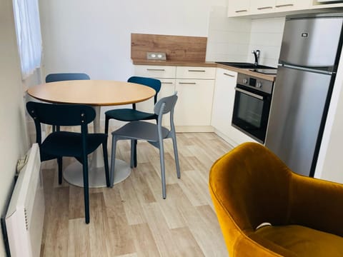 Kitchen or kitchenette, Seating area, Dining area