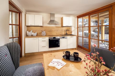 Kitchen or kitchenette, Seating area