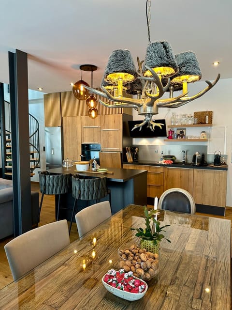 Kitchen or kitchenette, Dining area