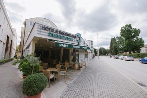 Restaurant/places to eat, Property logo or sign