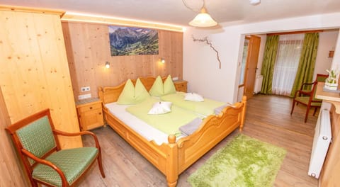 Photo of the whole room, Bedroom, wardrobe