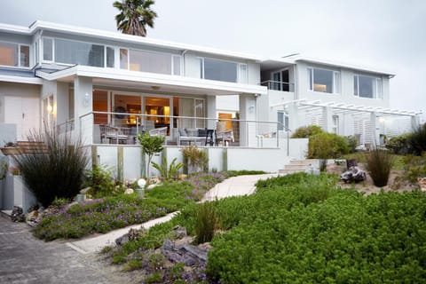 Property building, Facade/entrance, Bird's eye view, Beach, On site, Mountain view, Sea view