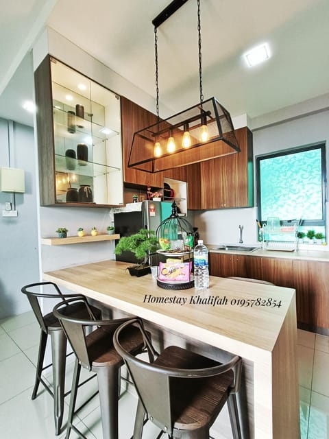 Kitchen or kitchenette, Dining area, minibar