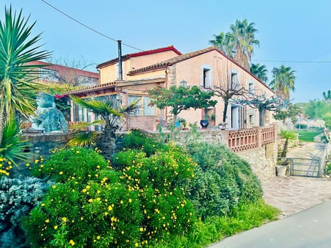 Property building, Facade/entrance, Spring, Day, Neighbourhood, Garden, Garden view, Street view