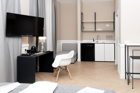 Kitchen or kitchenette, Dining area