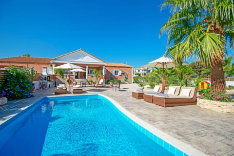 Property building, Day, Swimming pool, sunbed