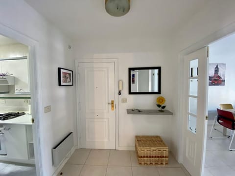 Enjoy Sanxenxo,200m Playa, Balcón Vistas Cíes, Piscina & Terraza Azotea,2 plazas Garaje, 2 Baños, Muy Luminoso, Muy Tranquilo,Muy Equipado, Céntrico Apartment in Sanxenxo