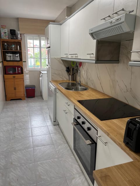 Enjoy Sanxenxo,200m Playa, Balcón Vistas Cíes, Piscina & Terraza Azotea,2 plazas Garaje, 2 Baños, Muy Luminoso, Muy Tranquilo,Muy Equipado, Céntrico Apartment in Sanxenxo